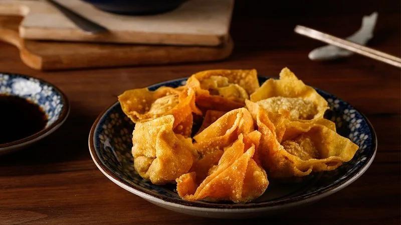 Hoành thánh nhân đậu xanh có lớp vỏ giòn rụm, nhân đậu xanh bùi