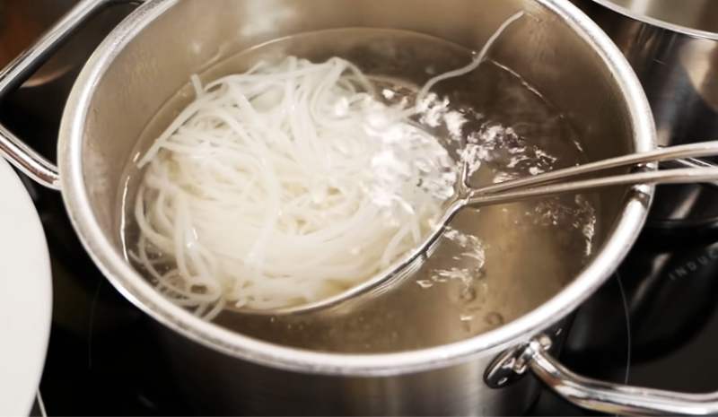 Đun sôi nước và trụng hủ tiếu khô