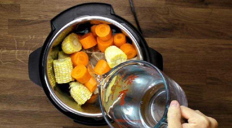 Công đoạn hầm nước dùng rau củ