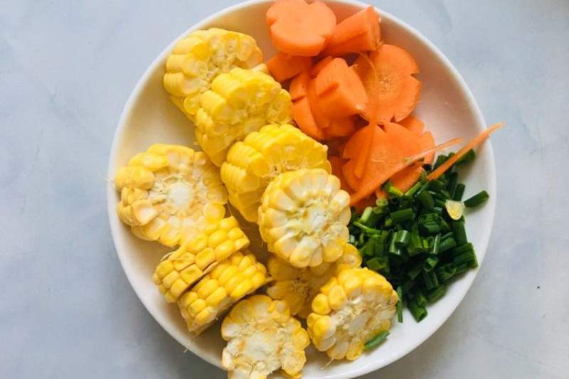 Bắp ngọt và cà rốt rửa sạch và cắt nhỏ