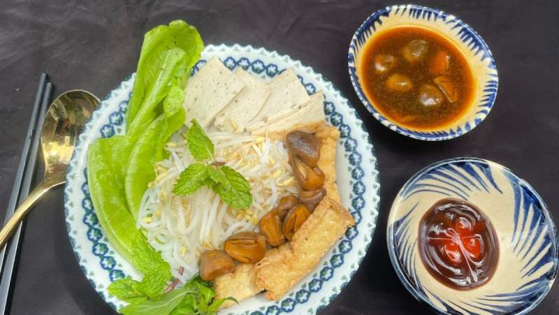 Thưởng thức hủ tiếu khô với nấm thơm ngon