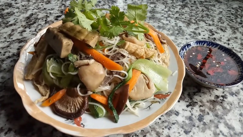 Thành phẩm món hủ tiếu xào chay với rau củ, nấm thơm ngon