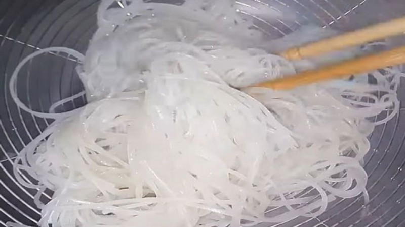 Tiến hành trụng sơ hủ tiếu