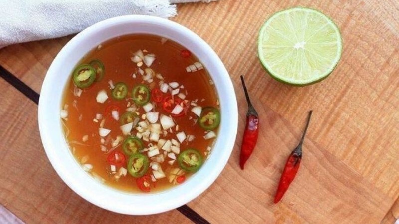 Pha nước chấm cho hủ tiếu xào chay