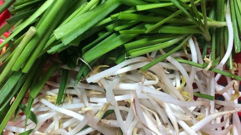Sơ chế giá đỗ và hẹ