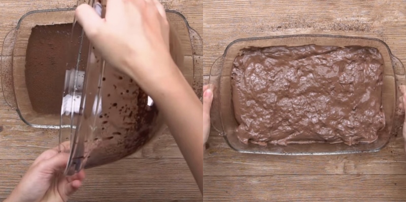 Cho hỗn hợp bánh vào khuôn thủy tinh