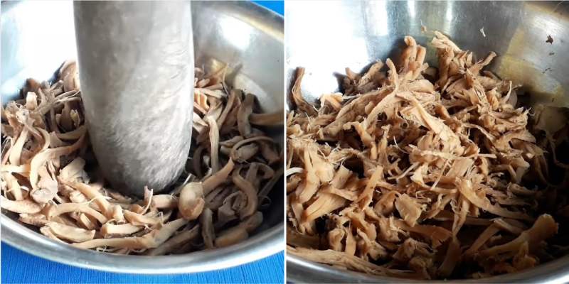 Xé nhỏ chân nấm và dùng chày giã nhẹ