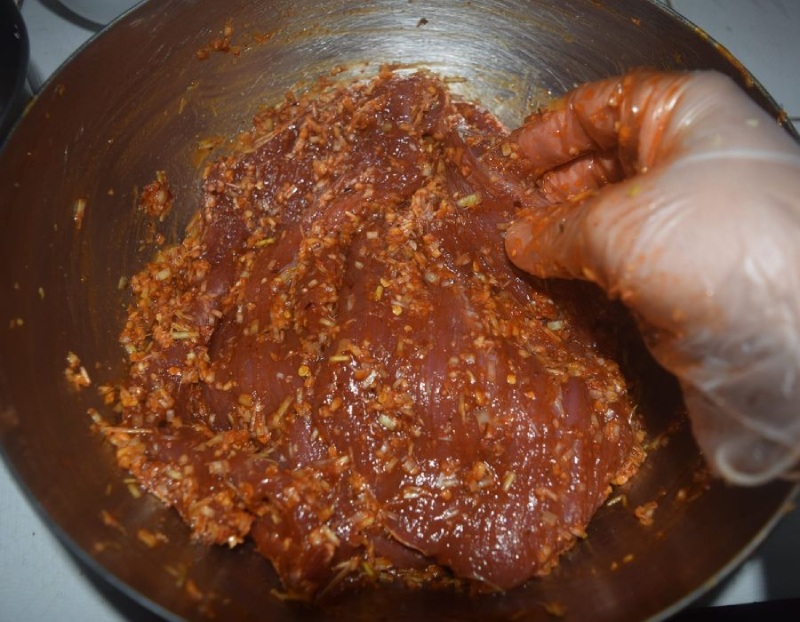 Tiến hành ướp thịt bò