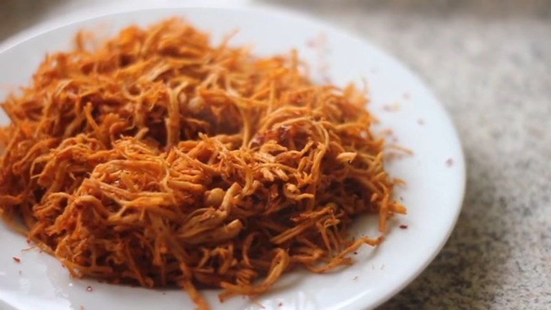 Thành phẩm món khô gà xé cay bằng lò nướng