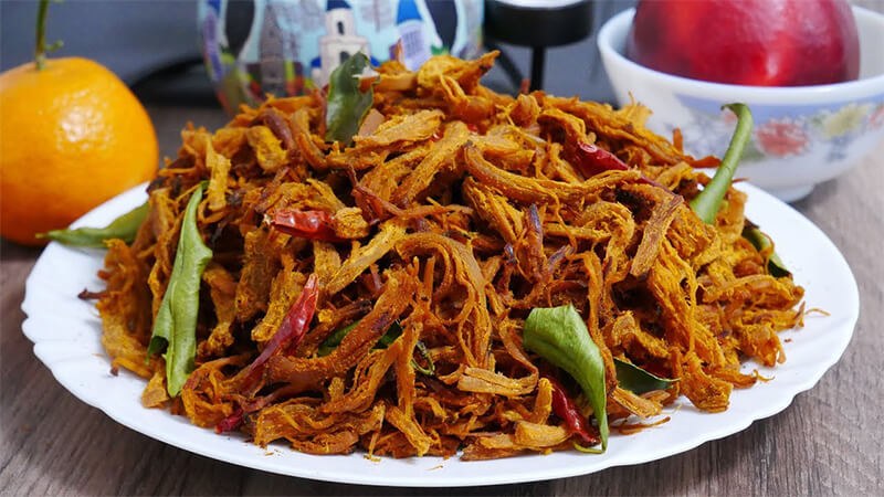 Thành phẩm món khô gà xé cay rang bằng chảo