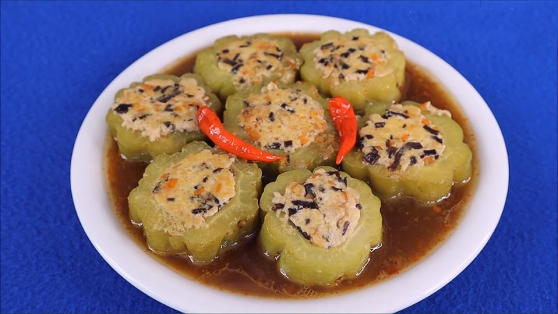 Hoàn thành món khổ qua nhồi đậu hũ chay thơm ngon