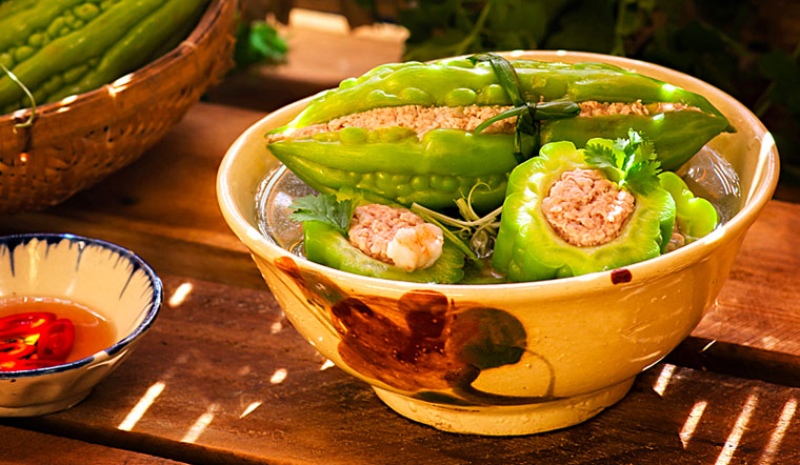 Tô canh khổ qua nhồi thịt nóng hổi, ăn kèm chén nước mắm ớt