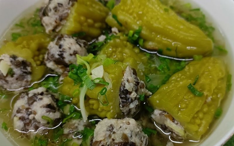 Canh khổ qua nhồi thịt chín mềm, rắc hành lá thái nhỏ