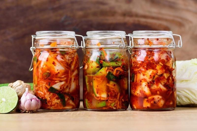 kim chi củ cải đựng trong hũ thủy tinh và đem đi bảo quản