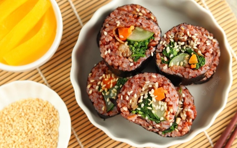 Thành phẩm Kimbap chay thịt bò gạo lứt có màu sắc rực rỡ