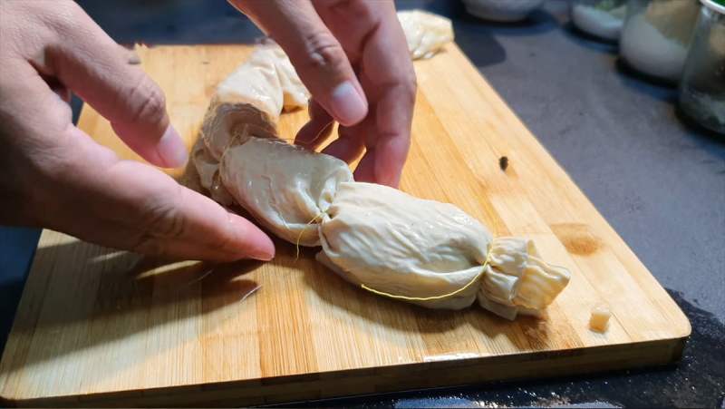 Lạp xưởng gói bằng tàu hũ ky mềm dai, thơm ngon