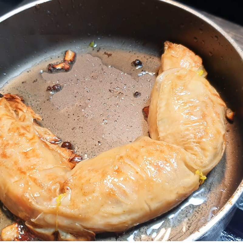 Chiên lạp xưởng trên chảo dầu