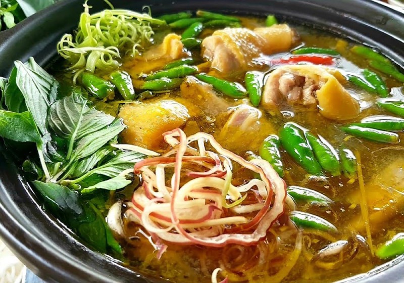 lẩu gà lá chanh sôi nghi ngút, thơm lừng vị sả, ớt và rau rừng