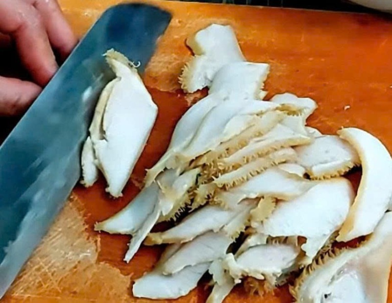 Thái lát lòng bò mỏng theo chiều xéo