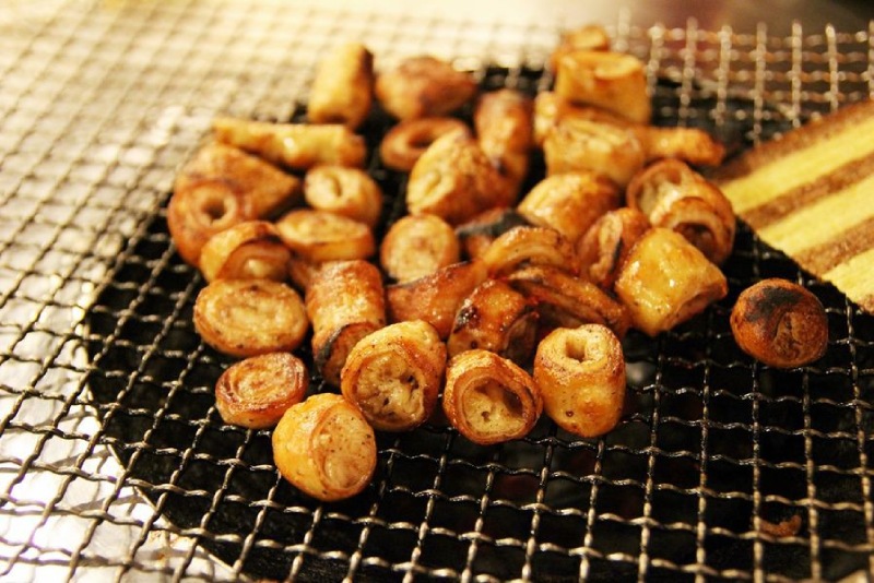Lòng bò nướng trên vỉ nướng