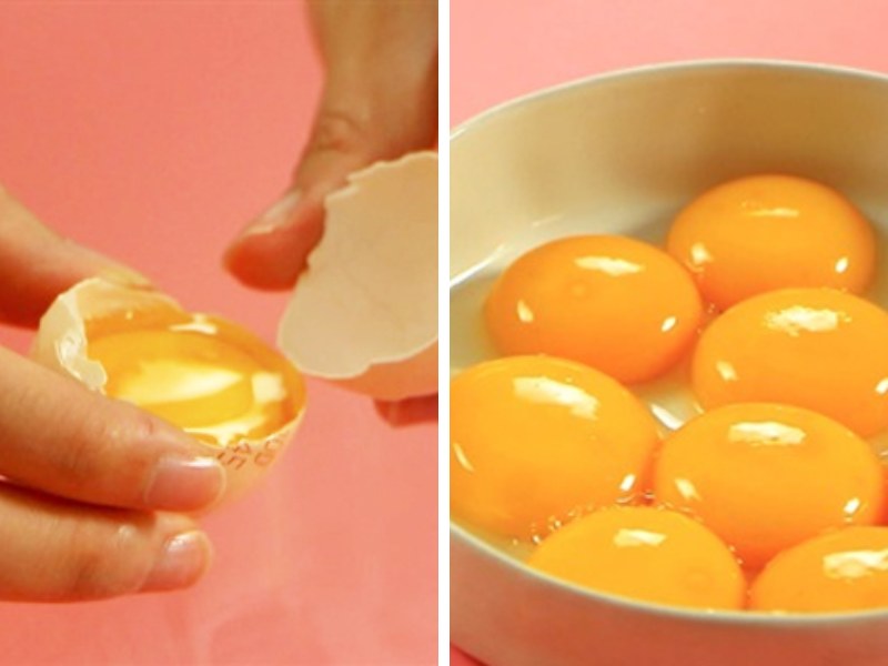 Công đoạn tách lòng đỏ trứng