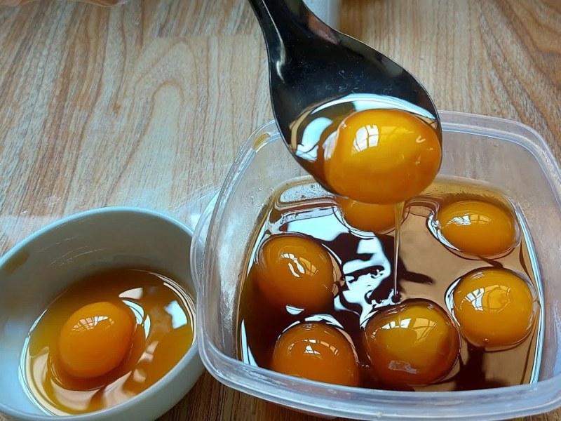 Hướng dẫn cách sử dụng lòng đỏ trứng gà ngâm ong