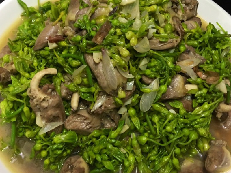 Thành phẩm món lòng xào hoa thiên lý thanh mát