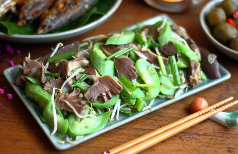 Hoàn thành món lòng gà xào mướp cùng giá đỗ đơn giản