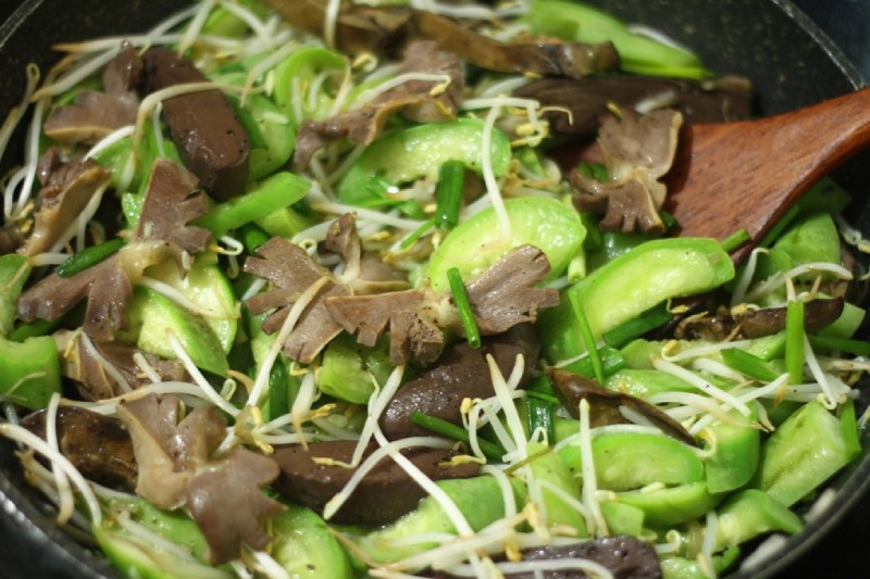 Tiến hành xào lòng gà với mướp và giá đỗ