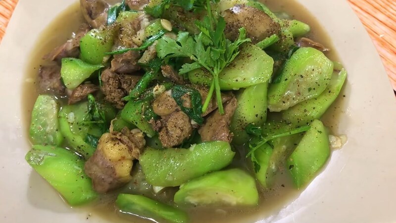 Hoàn thành món lòng gà xào với mướp thơm ngon
