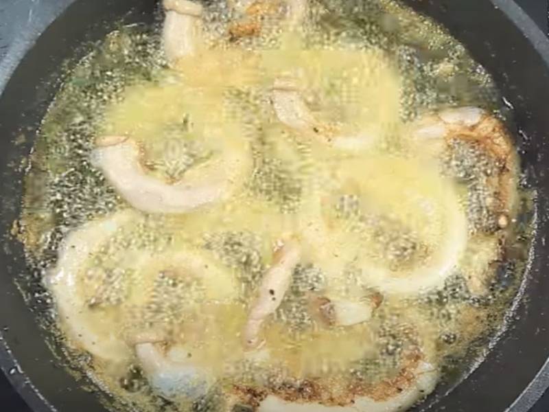 Đun nóng dầu trong chảo và chiên lòng