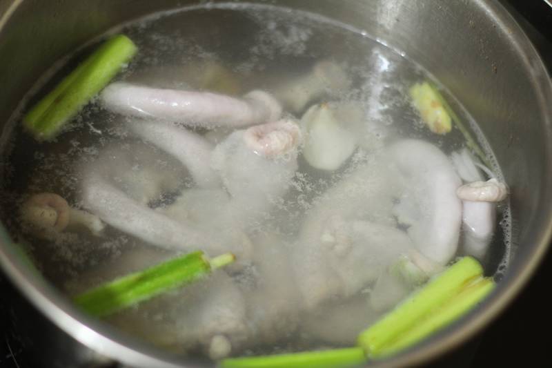 Công đoạn luộc lòng heo với gừng