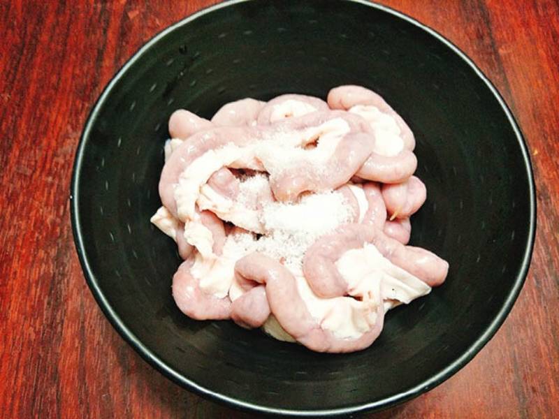 Chuẩn bị lòng non đã sơ chế