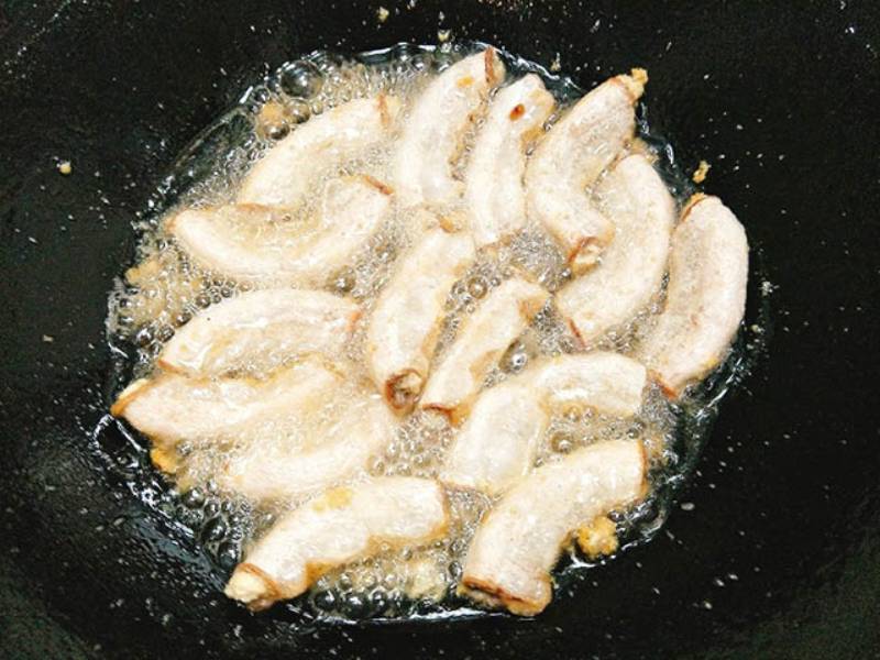 Chiên giòn lòng heo trong dầu nóng