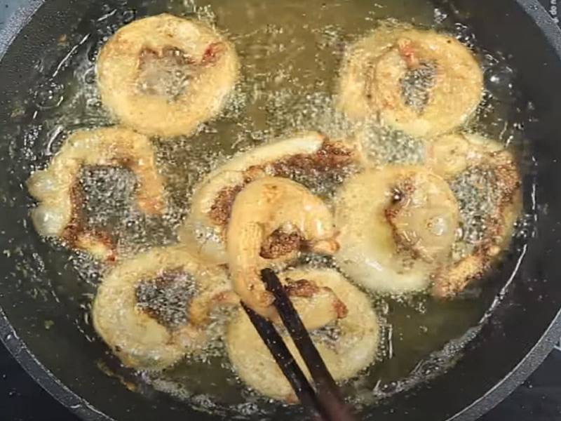 Chiên ngập dầu lòng heo đã ướp