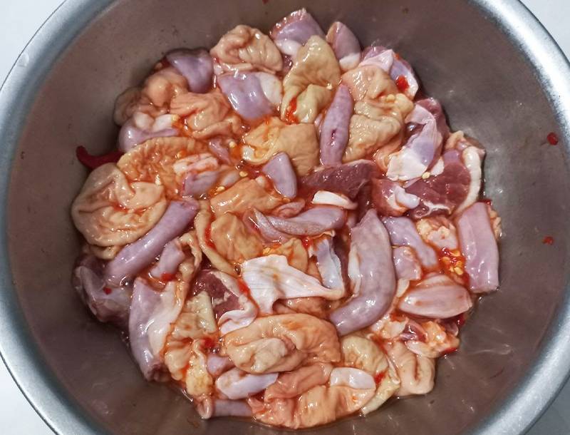 Trộn đều hỗn hợp tỏi ớt đã giã nhuyễn với lòng