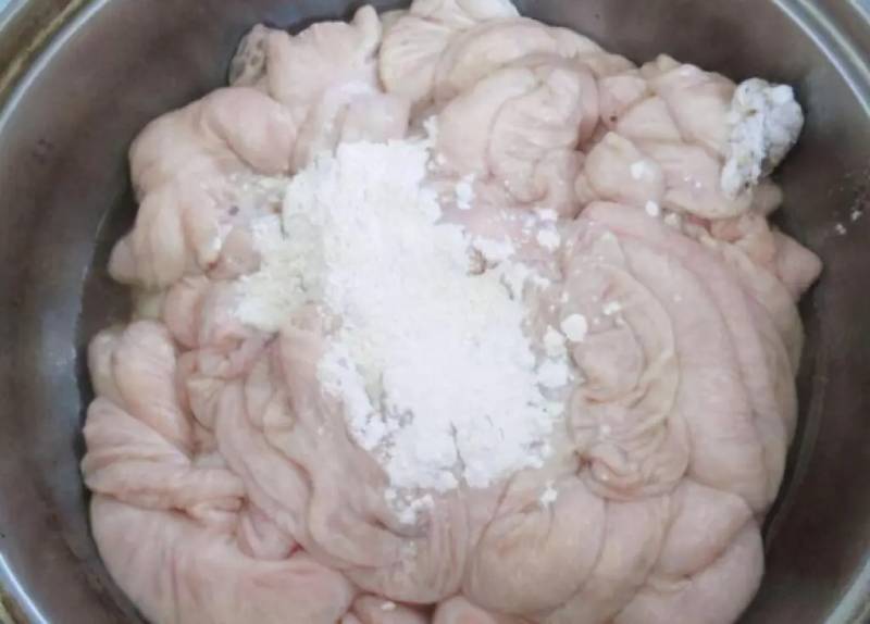 Rửa sạch lòng với bột mì, muối và ít baking soda