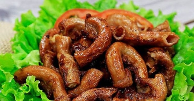 Món lòng chiên tỏi ớt giòn rụm ăn kèm rau sống.