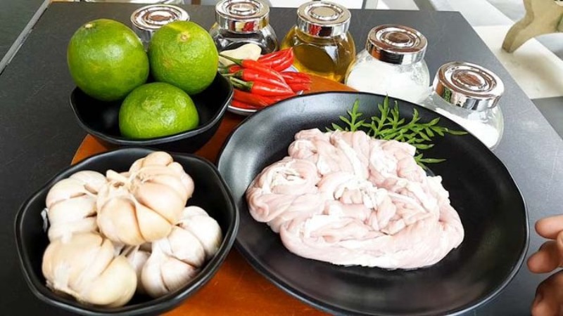 Nguyên liệu làm lòng heo chiên tỏi ớt