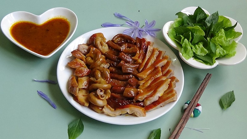 Đĩa lòng heo khìa nước dừa cắt lát, ăn kèm rau sống