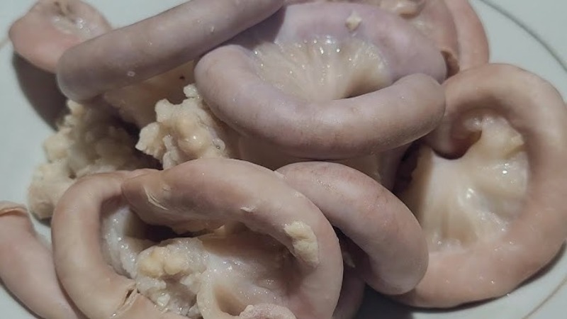 Chần sơ lòng heo để khử mùi