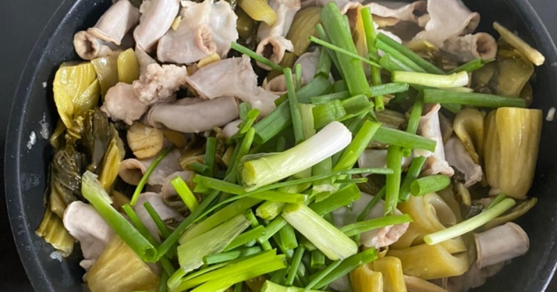 Món lòng heo xào dưa cải hoàn chỉnh