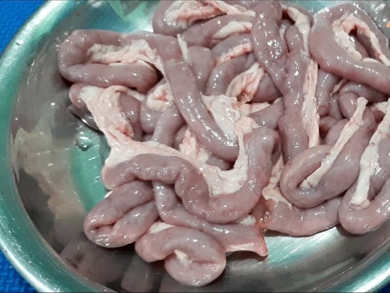 Lòng non tươi được làm sạch, chuẩn bị xào với dứa