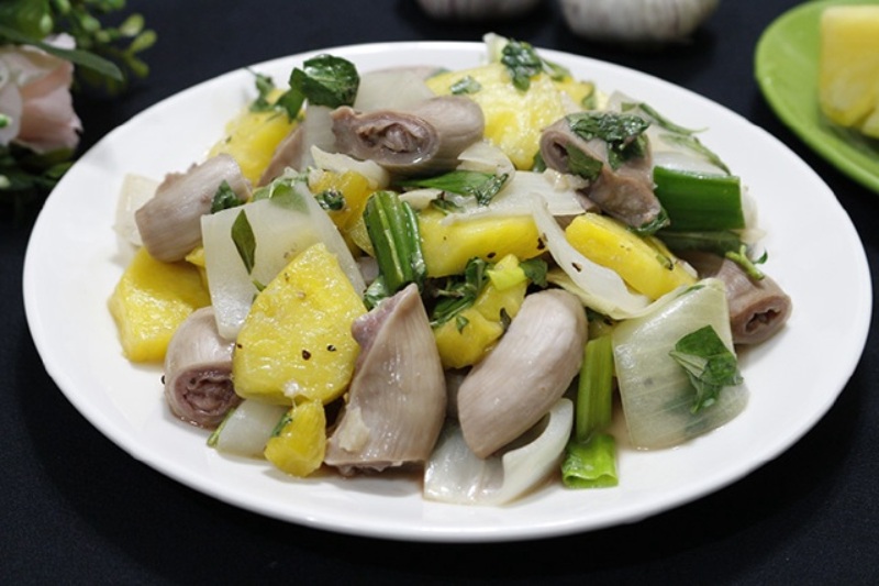 Thành phẩm lòng heo xào dứa với hành tây và rau thơm