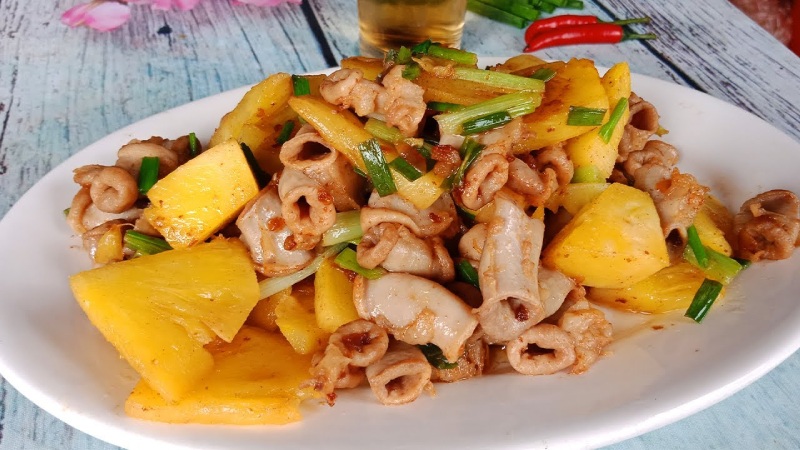  Món lòng heo xào dứa chín vàng, hấp dẫn trên đĩa