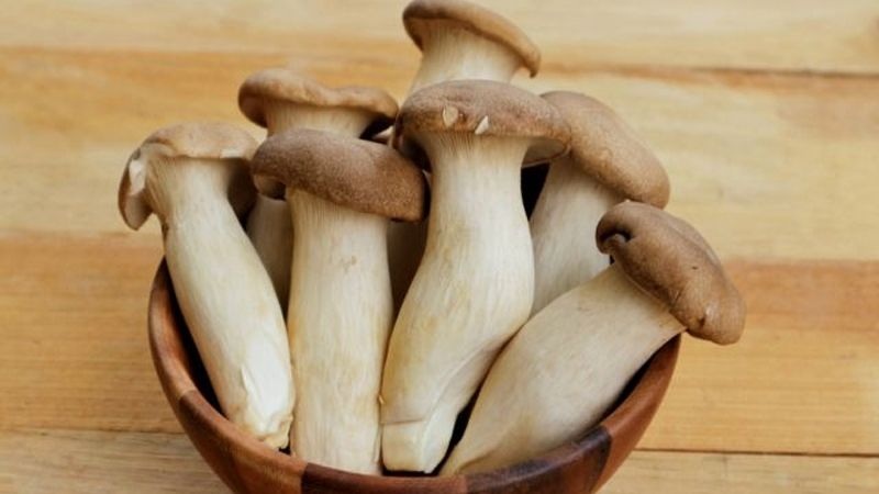 Nấm đùi gà tươi chuẩn bị để xào