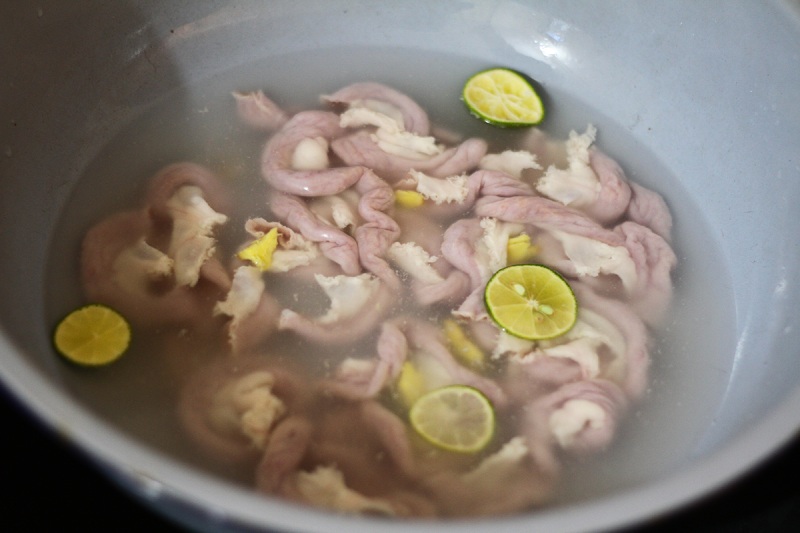 Sơ chế lòng heo với chanh và gừng