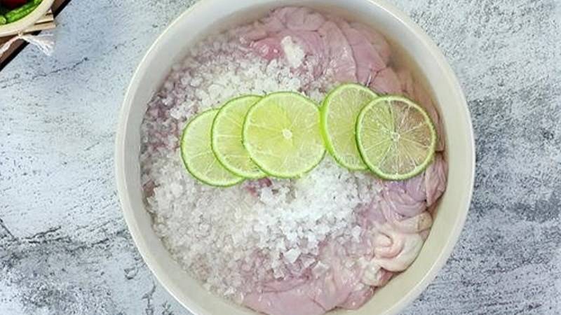 Tiến hành làm sạch và khử mùi lòng heo