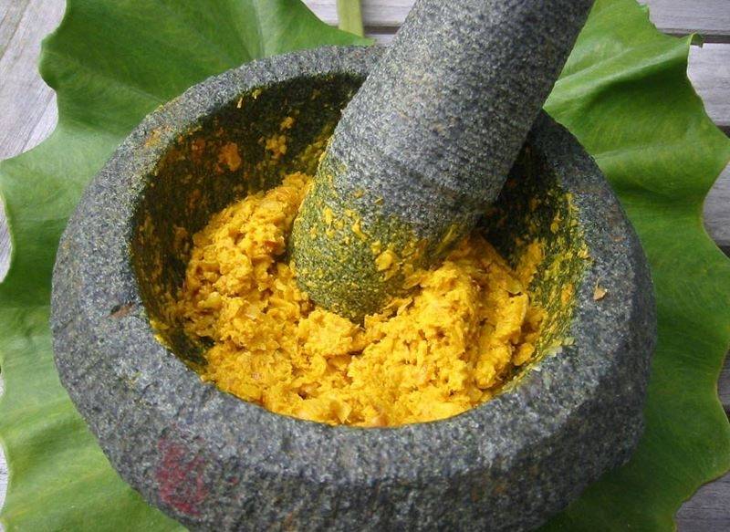 Nghệ gọt vỏ, giã nát