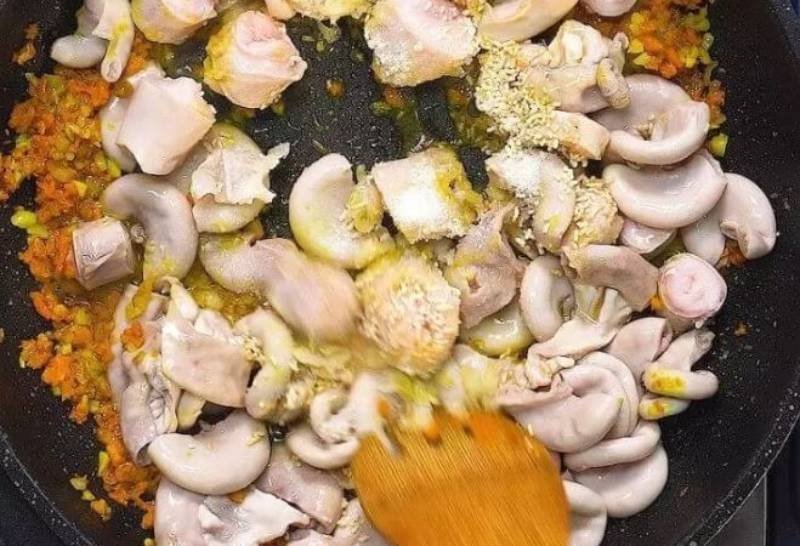 Công đoạn xào lòng heo với nghệ